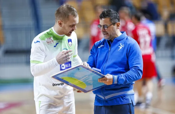 Kaj pripravljata za današnji obračun z Makedonci Staš Skube 
(levo) in selektor slovenskih rokometašev Ljubomir Vranješ?