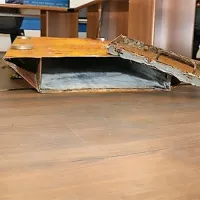Tihotapci   so  pakete kokaina   spravili v poseben  kovinski zabojnik  
in ga  z magneti  pričvrstili  za zunanja oplato ladje,   tako da so  do  
njega  - na globini  16 metrov - prišli šele potapljači.