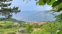 S ceste, ki vodi v Tabor, se  proti severu  odpira razgled na vas 
Vrabče in zgornjo Vipavsko dolino pod njimi. 