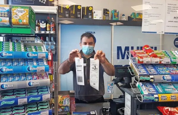 Vinjeta je elektronska, na bencinskih servisih ob nakupu dobite 
papirno potrdilo. Na bencinskem servisu OMV v Kopru pri Luki so 
povedali, da zahteva izpolnjevanje podatkov, predvsem registrskih številk vozil, veliko pozornosti in vzame nekaj minut za 
vsako stranko.   