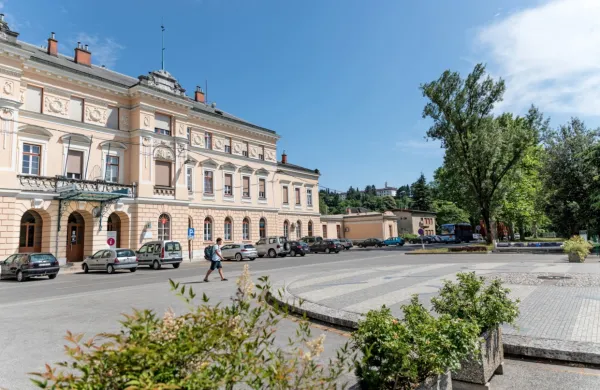 Na območju novogoriške železniške postaje in Trga Evrope so do 
leta 2025, ko bosta Gorici Evropska prestolnica Kulture leta 2025, 
predvidene številen vidne spremembe.