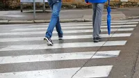 74-letni voznik  je očitno povsem spregledal najstnici  na prehodu 
za pešce in trčil vanju.