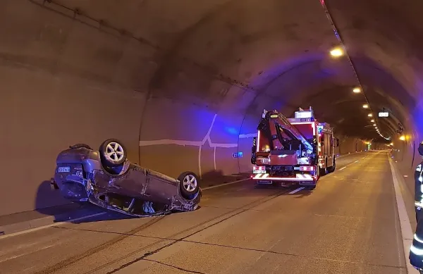 Voznik je sredi predora z avtom pristal na strehi, potem pa  pretekel 
skoraj polovico predora, da se je izognil srečanju s policisti.