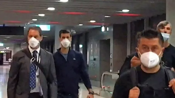 Novak Đoković (drugi z leve) je danes tako prisilno zapuščal 
Avstraljo.