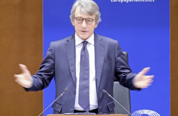 Poslanci Evropskega parlamenta in drugi visoki predstavniki člani 
EU so se danes na žalni slovesnosti v Strasbourg poklonili nedavno 
preminulemu predsedniku parlamenta Davidu Sassoliju (na fotografiji).