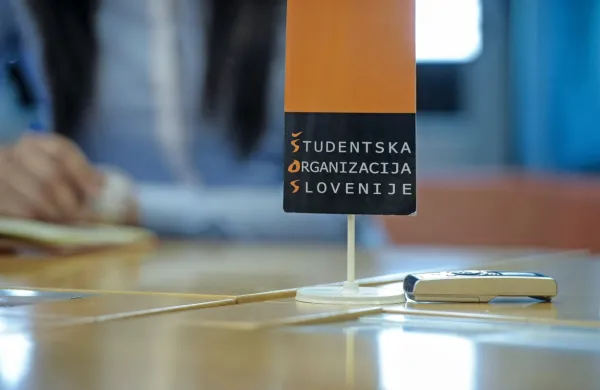 Študentska organizacija Slovenije  poziva visokošolske zavode, naj 
prilagodijo opravljanje izpitnih obveznosti.