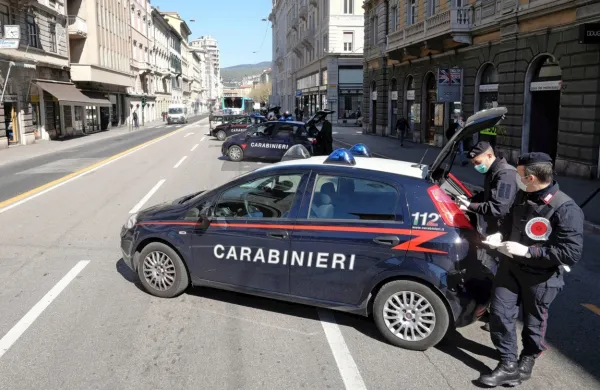 Italijanski policijski sindikat nasprotuje temu, da bi policisti dobili 
rožnate maske proti koronavirusu.