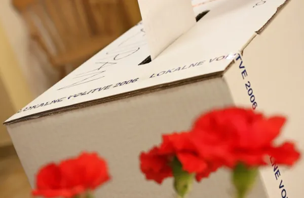 V torek se bo začelo zbiranje podpisov volivcev v podporo 
predlogu zakona o prepovedi objavljanja javnomnenjskih raziskav 
o podpori politikom in političnim strankam.
