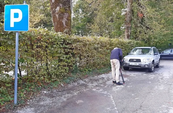 Na mestu, kjer je nekaj ur kasneje stal snemalec s kamero, je 11. 
oktobra zgodaj zjutraj obležala večkrat zabodena Postojnčanka.