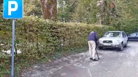Na mestu, kjer je nekaj ur kasneje stal snemalec s kamero, je 11. 
oktobra zgodaj zjutraj obležala večkrat zabodena Postojnčanka.