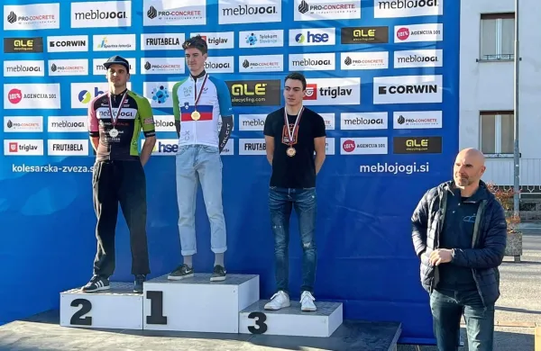 Medalje najboljšim trem v članski konkurenci je prinesel predsednik Kolesarske zveze Slovenije Pavel 
Marđonović.