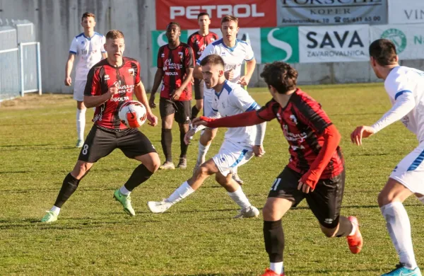 V Dekanih sta se v soboto pomerila domači Jadran (v svetli 
opremi) in sežanski Tabor.