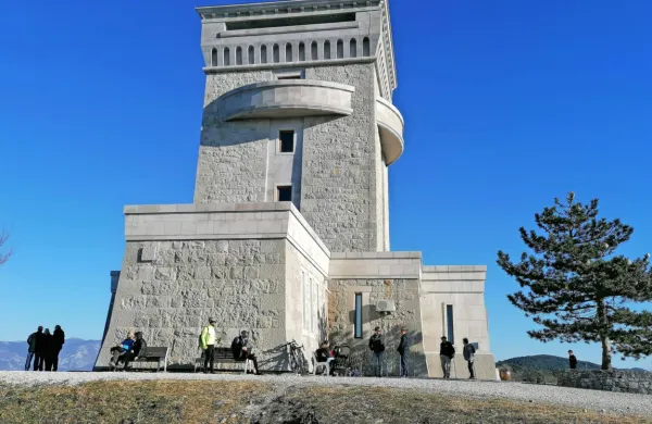  Od pomnika se v lepem vremenu ponuja  krasen razgled   na  
dolino. 