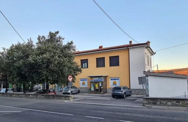 Podružnično lekarno Obalnih lekarn nameravajo umestiti v prizidek zadružnega doma. 



