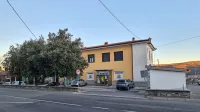 Podružnično lekarno Obalnih lekarn nameravajo umestiti v prizidek zadružnega doma. 



