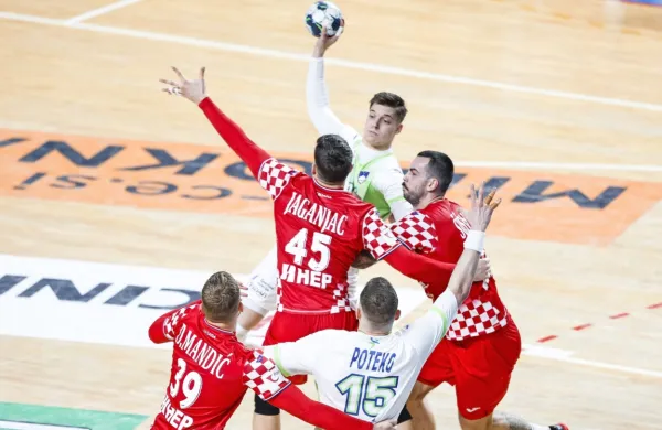 Namesto Domna Makuca (z žogo) in reprezentančnih soigralcev se 
bodo jutri  v drugem skupinskem delu evropskega prvenstva s 
Hrvati soočili Črnogorci.  