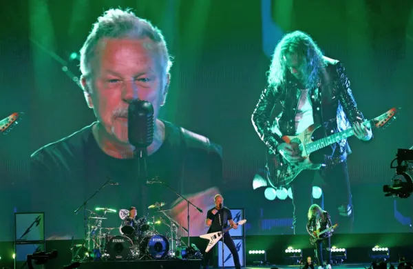Legendarna metal skupina Metallica je kot prva pričela s tako 
imenovanimi  pasjimi kontrolami.