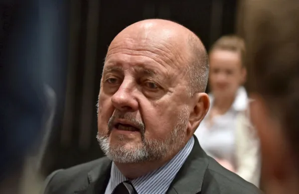 Zmago Jelinčič Plemeniti je ob očitkih dejal, da je stroka proti 
takim spremembam 