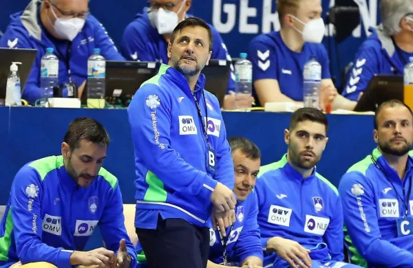 Ljubomir Vranješ (stoji) ni več slovenski selektor. Bi ga lahko 
nasledil Uroš Zorman (skrajno desno)?