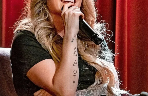 Avril Lavigne bo na evropski turneji predstavila svoj sedmi 
dolgometražec Love Sux