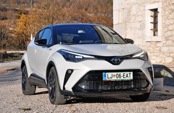 Toyotin CH-R od vstopa na trg ostaja sila zanimiv avto, saj so 
oblikovalci uspeli zadeti obliko, njegova zasnova pa omogoča 
vsestransko uporabo. A ne glede na vsebino je cena vendarle 
malce previsoka.