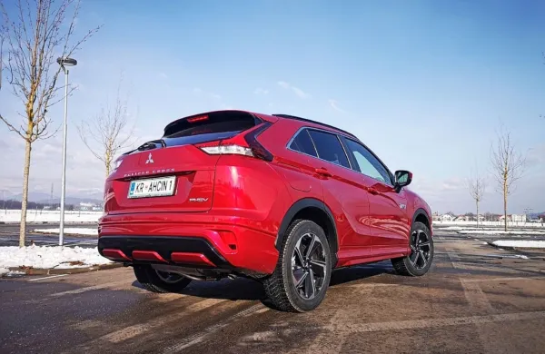 Natanko po treh letih od slovenske premiere novega modela na naše ceste prihajajo prvi primerki modela eclipse 
cross. Ta mu je prinesla priključno-hibridni pogon, nekaj oblikovnih sprememb in hkrati tudi višjo ceno.


