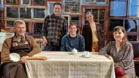 Režiser Goran Vojnović med igralci. V njegovem gledališkem 
debiju bodo nastopili (z leve) Borut Veselko, Primož Forte, Nikla 
Petruška Panizon in Živa Selan. 