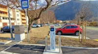Ob stanovanjskih blokih na Frnaži v  Vipavi so pred dobrim 
mesecem dokončali nov del parkirišča s približno 50 parkirnimi 
mesti.
