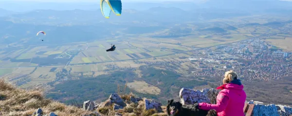 961 metrov visoki Kovk  se nahaja na robu planote Gora, od koder  se obiskovalcu ponuja razgled  nad dobršen del Vipavske doline in čez Kras do Tržaškega zaliva. 