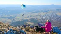 961 metrov visoki Kovk  se nahaja na robu planote Gora, od koder  se obiskovalcu ponuja razgled  nad dobršen del Vipavske doline in čez Kras do Tržaškega zaliva. 