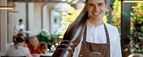 Žiga Hvala, somelje iz tretje generacije v restavraciji Topli val, ki deluje v okviru 
družinskega hotela Hvala v Kobaridu. 