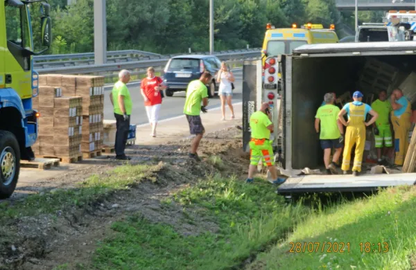 Darsovi delavci morajo na avtocesti pogosto pobirati in pretovarjati cele prikolice prevrnjenega blaga.