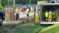 Darsovi delavci morajo na avtocesti pogosto pobirati in pretovarjati cele prikolice prevrnjenega blaga.