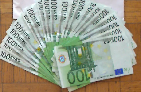 Slovenski voznici so zasegli  2400  evrov,  ki naj bi jih dobila  po  
preprodaji  heroina 