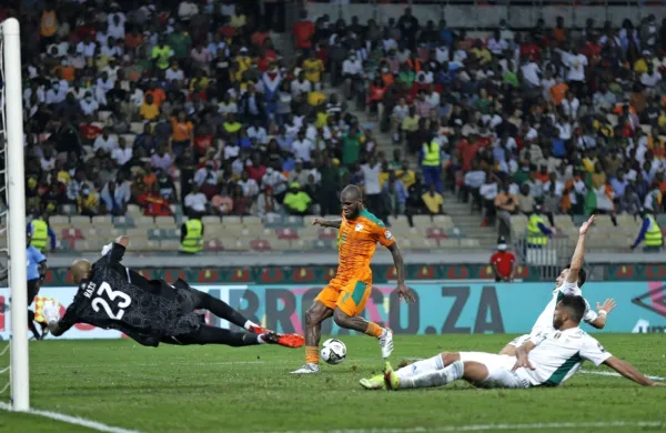Zvezni igralec Milana Franck Kessie (v oranžnem dresu) je s 
Slonokoščeno obalo ugnal Alžirijo in se bo v sredinem derbiju 
osmine finala pomeril z Egiptom.