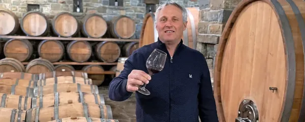 Marinko Rodica v svoji vinski kleti v Truškah