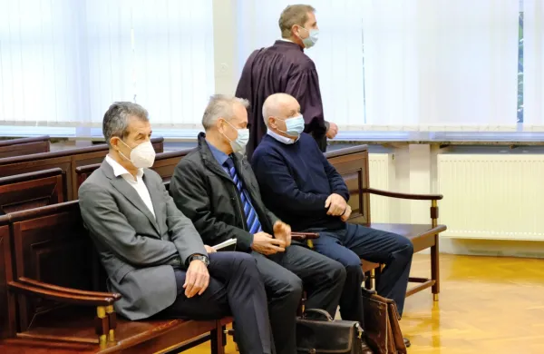 Peterica obtoženih zlorabe položaja pri spornem prevzemu Etre 33 
krivde po obtožbi ne priznava.

