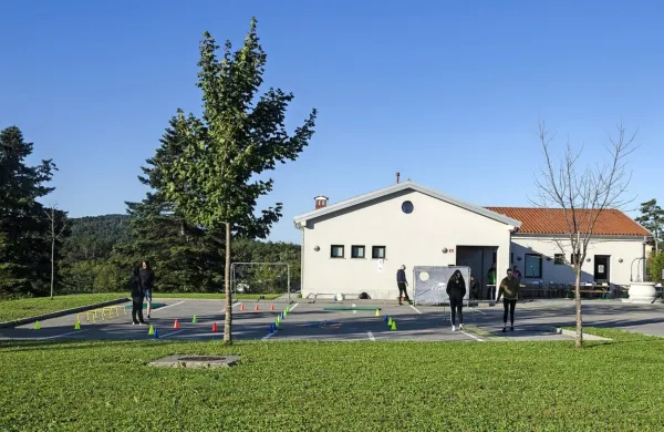 Ob vaškem domu Hrpelje bo občina za krajane, ki nimajo svojih 
obdelovalnih površin, uredila 18 manjših  ograjenih njiv z lopami.