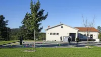 Ob vaškem domu Hrpelje bo občina za krajane, ki nimajo svojih 
obdelovalnih površin, uredila 18 manjših  ograjenih njiv z lopami.