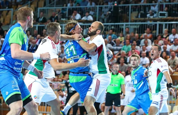 Slovenski in madžarski rokometaši  bi se lahko pomerili v kvalifikacijah za  svetovno prvenstvo. Oboji so 
razočarani sklenili evropsko prvenstvo že po prvem skupinskem delu. 