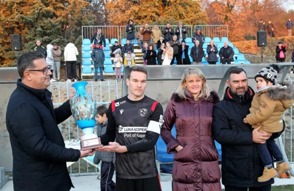 Turnir je imel dobrodelno noto za dečka Žana (desno v naročju 
trenerja Jadrana Alena Šćulca), ob njem je  Larisa Štoka iz društva  
Palčica Pomagalčica. Pokal za  zmagovalca turnirja  je  iz rok župana 
Aleša Bržana (levo) prevzel  kapetan koprske ekipe David Adam. 