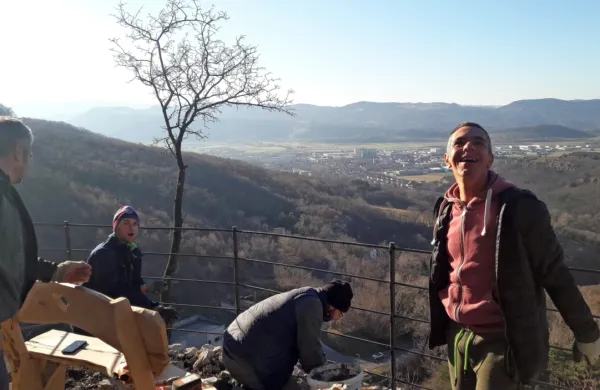 Člani Jamarskega društva Danilo Remškar Ajdovščina so poskrbeli 
za novo razgledno točko na mesto in dolino.
