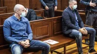 Bojan  Stanojević (levo)  in Klemen  Kadivec sta včeraj  dejala, da 
sodnici  ne   zaupata več  in da  bi raje  sojenje pred sodnim senatom,  
a   jima  je sodnica  pojasnila, da je  čas   za takšne  odločitve  na 
predobravnavnem  naroku.
