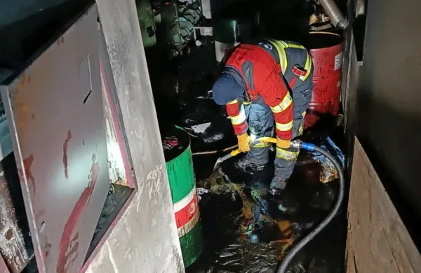 Ogenj je najprej sicer skušal  pogasiti  stanovalec  z gasilnim 
aparatom, vendar mu to ni uspelo   in   je zato na  pomoč  poklical  
gasilce.
