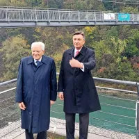 Sergio Mattarella z Borutom Pahorjem oktobra lani ob Solkanskem mostu. 