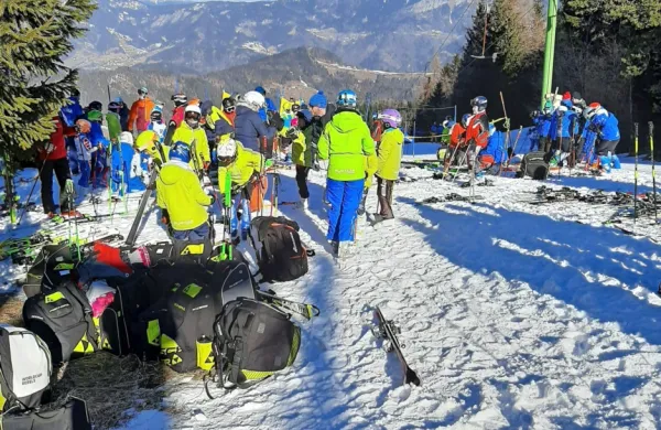 Nad Cerknim je tekmovalo 118 mladih veleslalomistov.
