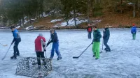 Otroci v občini s pridom izkoriščajo naravne danosti za šport. V  teh 
dneh, denimo, zamrznjen šebalski bajer  za igro hokeja.