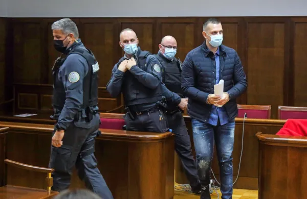 Klemen  Kadivec  (desno) je danes  večkrat potarnal, da se mu godi  
krivica.
