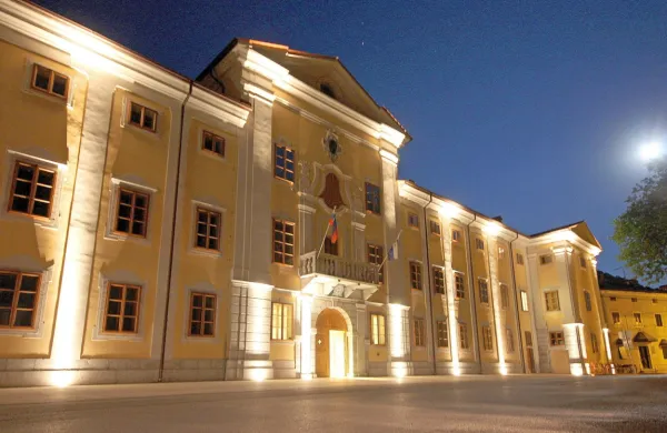 Občina Vipava in Univerza v Novi Gorici sta po več neuspešnih 
poskusih vendarle  korak bliže dogovoru glede  upravljanja in 
souporabe dvorca  Lanthieri.