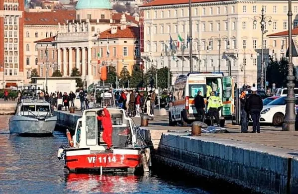 Danes popoldne je starejši moški nedaleč od pomola Audace v 
Trstu z avtomobilom zapeljal v morje. (Foto vir: Primorski 
dnevnik/FOTODAMJ@N)